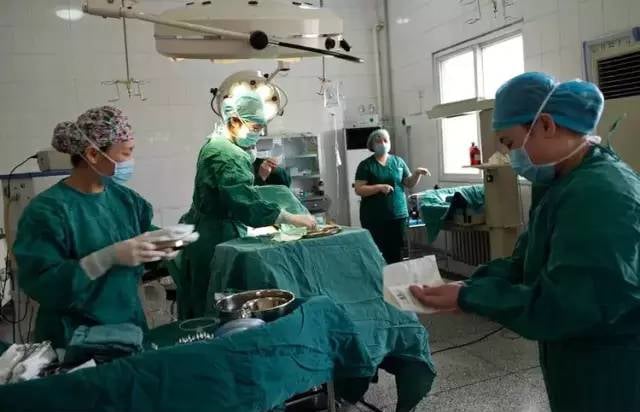 Để đảm bảo vi khuẩn không thể lây nhiễm trong quá trình Shbet888 tiền thưởng cực khủng, các bác sĩ đeo găng tay vô trùng và khử trùng một lần nữa trước khi tiến hành mổ.