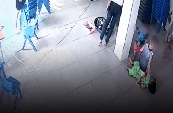 Hình ảnh bé P. bị bạn giẫm đạp lên người trong lớp học. Các giáo viên đều đứng gần đó nhưng không ai phát hiện ra sự việc.