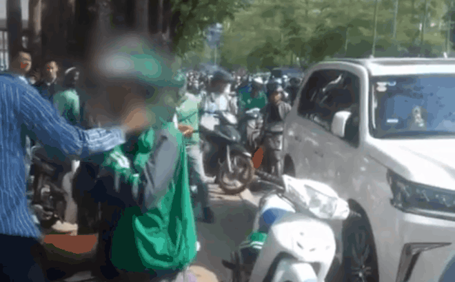 Tài xế Grab bẻ trộm gương ô tô bị bắt tại trận.