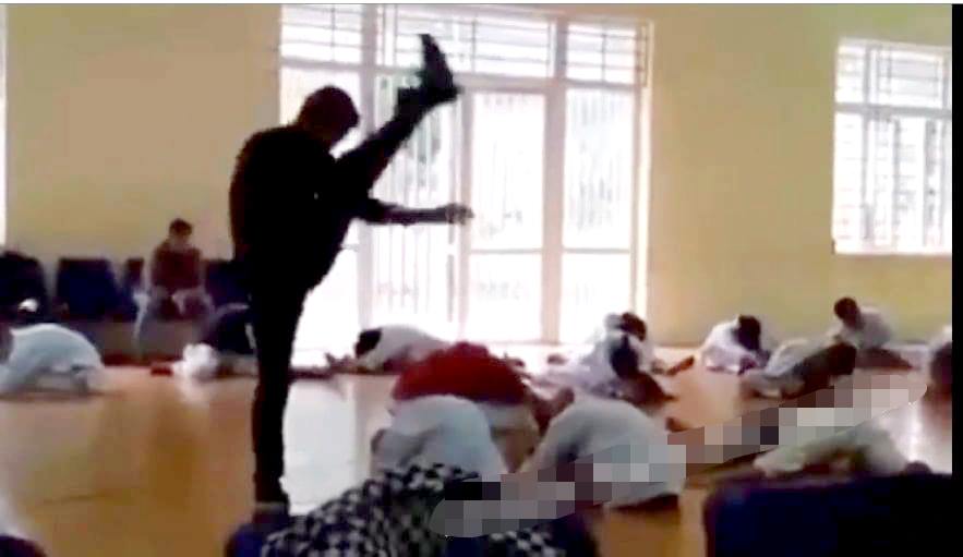 Hình ảnh thầy giáo vung chân đá học viên. Ảnh: Cắt từ clip.