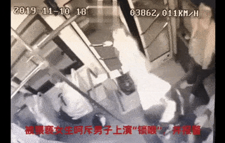 Gã thanh niên bị tóm gọn khi đang định bỏ trốn. Hình ảnh cắt từ clip.