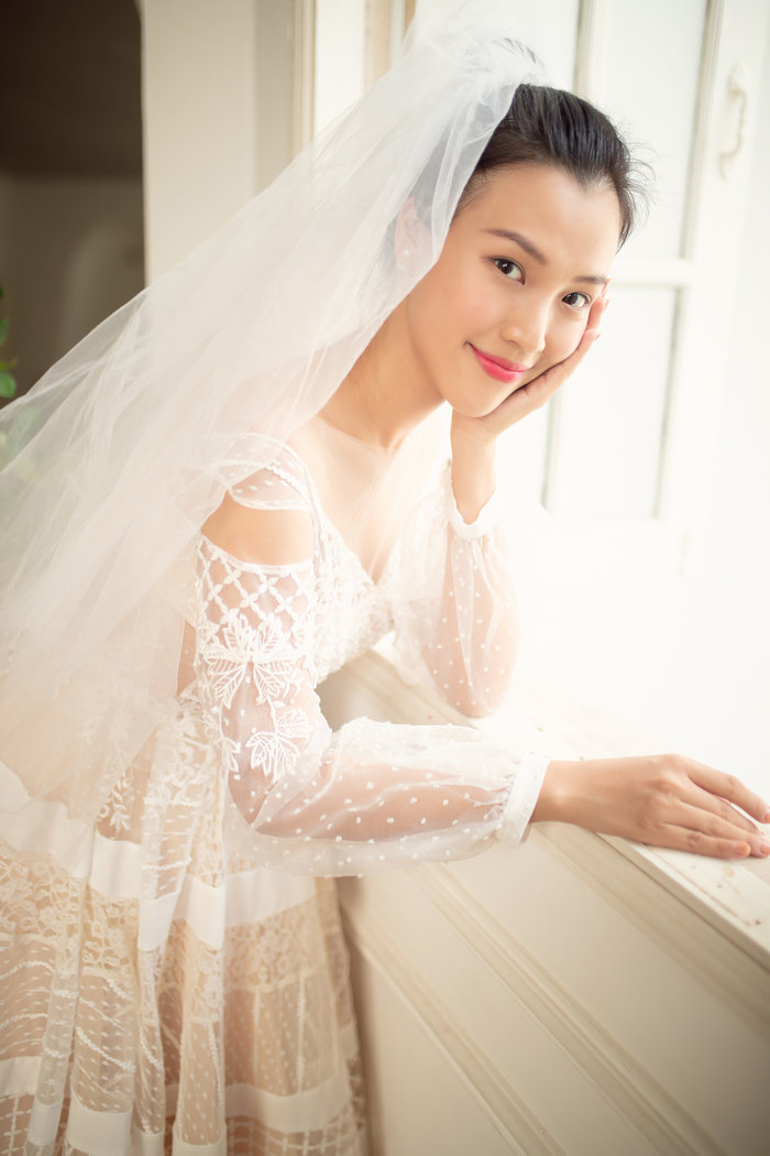 hoang-oanh-tat-bat-thu-vay-cuoi-hanh-phuc-rang-ngoi-truoc-them-hon-le-f4c729