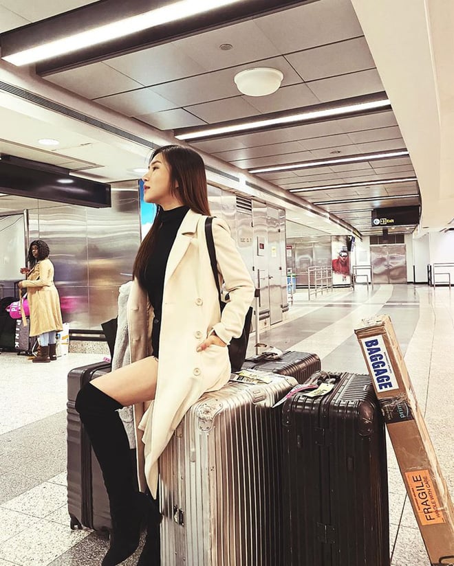 Giữa khuya ngày 21/11, Hương Tràm bất ngờ chia sẻ trên trang cá nhân sự cố không may khi bị móc túi mất trộm toàn bộ tiền trên đường tới NewYork, Mỹ. Theo giọng ca “Em gái mưa” đây không phải lần đầu cô gặp phải sự cố này mỗi khi di chuyển một mình.    