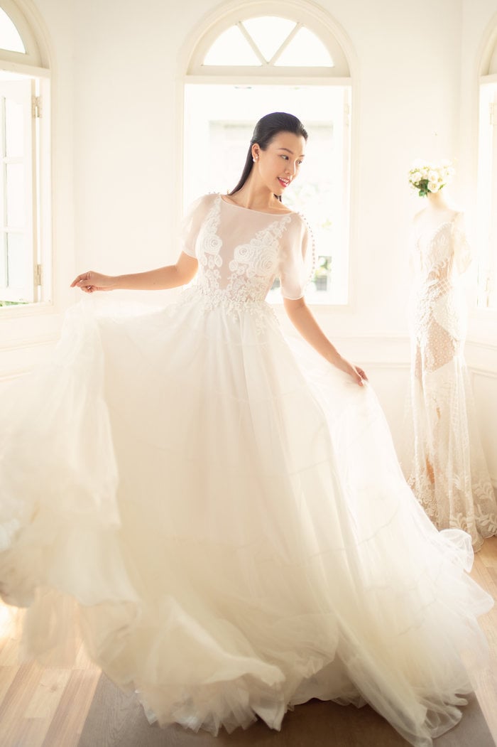 Chọn những thiết kế không quá đính kết cầu kỳ nhưng sở hữu hoa văn cùng các đường nét tinh tế, vừa giúp Hoàng Oanh khoe khéo những đường cong gợi cảm lại tôn lên vẻ sang trọng, trẻ trung của cô nàng.