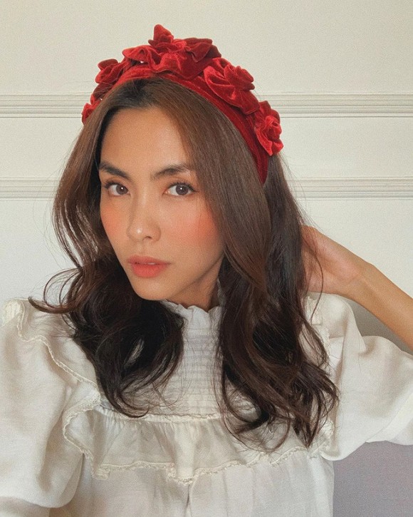 Nữ diễn viên chỉ diện áo sơ mi trắng giản dị nhưng vẻ ngoài nổi bật vẫn khiến người đối diện phải ngẩn ngơ.  