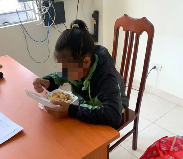 Bé gái được các chiến sĩ CSGT số 14 đưa về trụ sở và cho ăn uống.