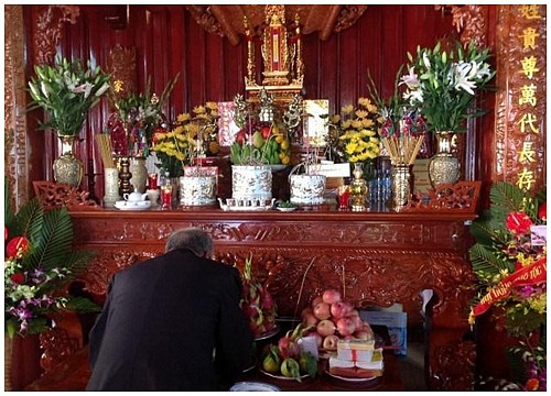 Không đặt hoa ly lên bàn thờ