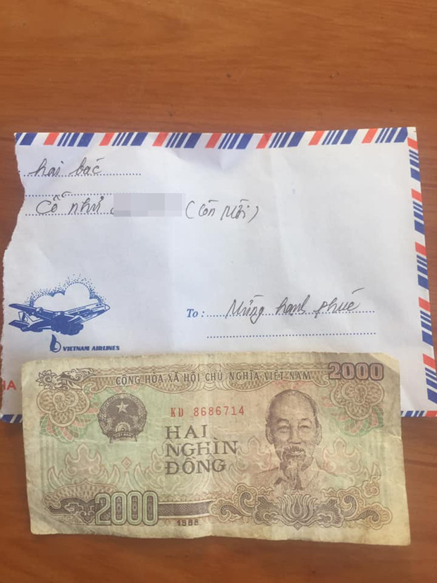 Hành động kém duyên của vị khách khiến ai nấy đều bức xúc.