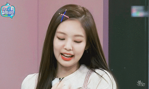 Những chiếc kẹp tăm nhiều màu sắc cũng cực hot khi được Jennie diện