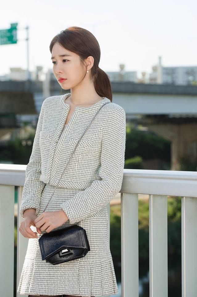Set váy này giúp cô nhìn như một tiểu thư con nhà giàu sang chảnh quý phái nhưng lại rất nhã nhặn