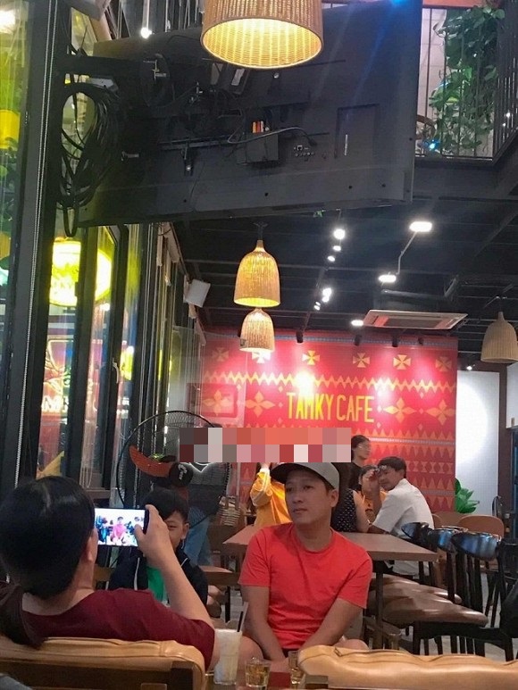 Mới đây nhất trên một fanpage, những hình ảnh chụp lén nam danh hài Trường Giang tại một quán cafe khá lớn tại quê nhà đã được đăng tải. Xuất hiện trong hình ảnh này, ông xã Nhã Phương diện áo thun, quần short và đội mũ lưỡi trai đầy giản dị. Tuy nhiên thay vì vui vẻ niềm nở để tạo dáng cùng người hâm mộ thì Trường Giang lại trông gượng gạo, ánh mắt buồn bã thất thần và cực đơ. Với thái độ này của nam danh hài, cộng đồng mạng cho rằng Trường Giang đã không vui vẻ khi được người hâm mộ xin chụp ảnh cùng.