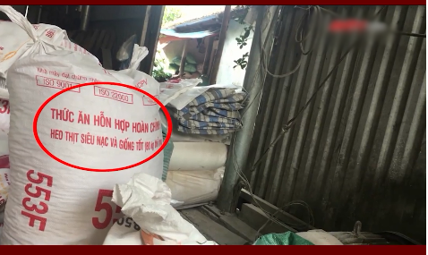 Nguyên liệu làm ra các loại bim bim giá rẻ đang được bán trên thị trường hiện nay được đựng trong các loại bao tải thức ăn chăn nuôi.