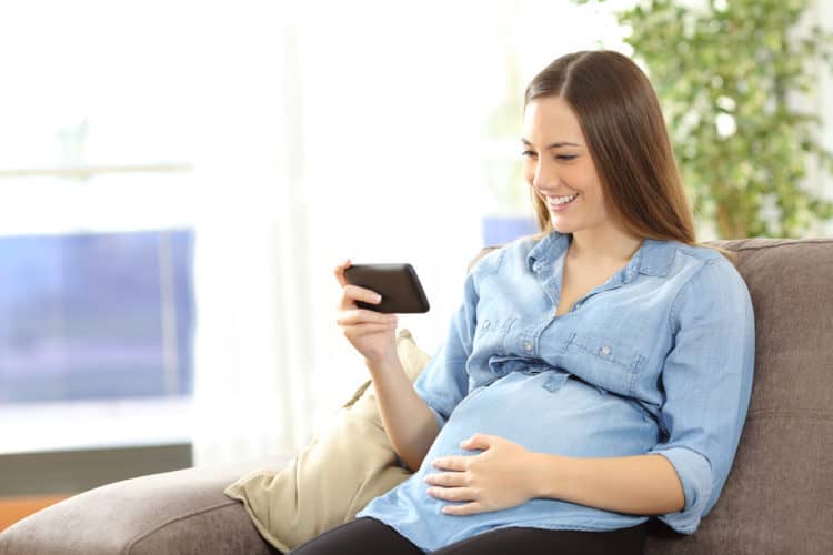 Mẹ bầu không nên dùng nhiều điện thoại
