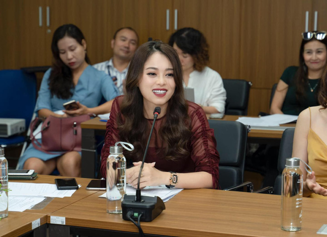 Hot mom Hằng Túi.