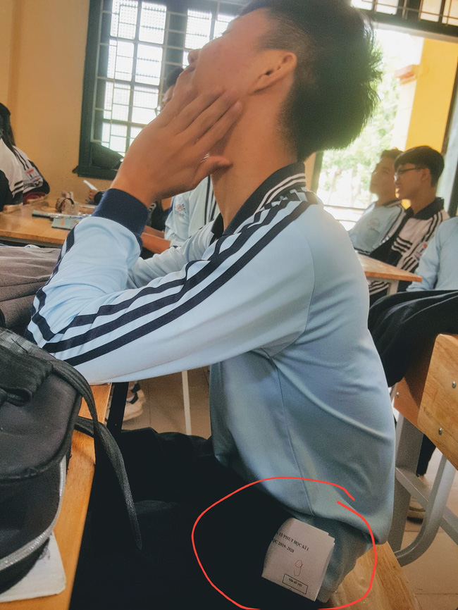 Nam sinh khoe điểm 9 cực kỳ khéo léo.