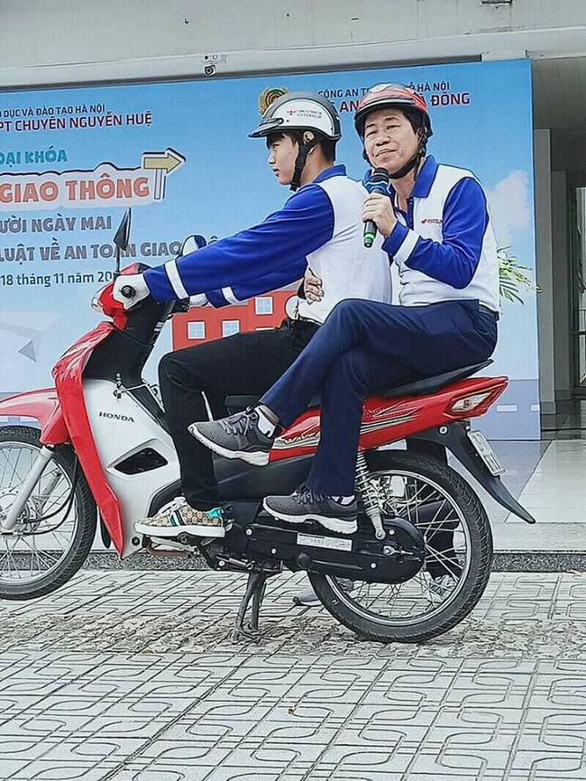 Thầy giáo minh họa về những tư thế ngồi sai cách khi tham gia giao thông.  