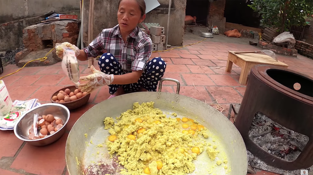 Bà Tân trộn các nguyên liệu lại với nhau.