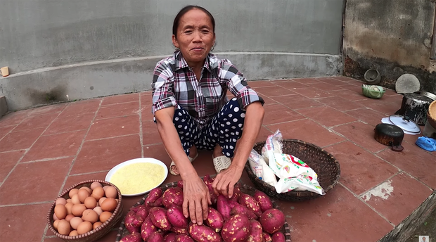 Bà Tân chuẩn bị nguyên liệu để làm chiếc bánh khoai 