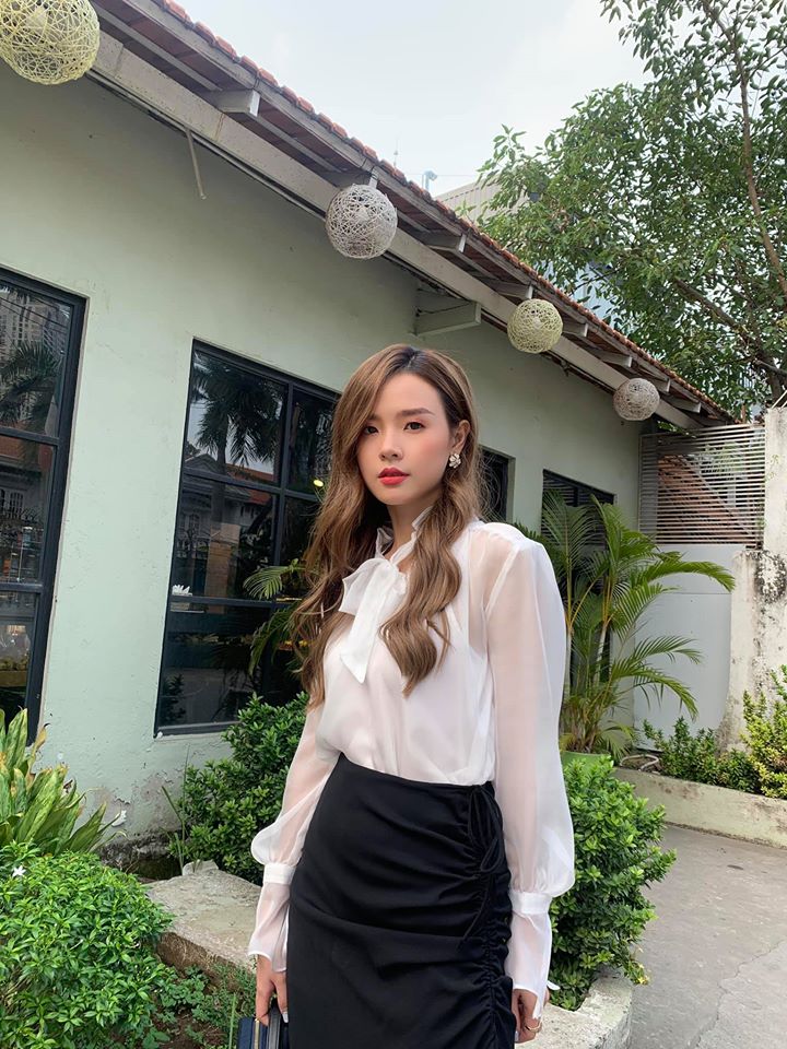 Nàng hot girl SN 1989 đã đăng tải hình ảnh bản thân vô cùng xinh đep khi diện áo sơ mi trắng kèm theo chân váy màu đen.