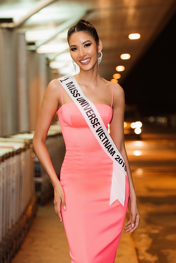 Mới đây nhất, Hoàng Thùy đã lên đường sang Mỹ để tham dự đấu trường nhan sắc Miss Universe 2019. Hoàng Thùy đã mang theo 12 kiện hành lý bao gồm 9 vali chứa gần 100 bộ áo váy, 3 kiện đựng Shbet999 com đăng nhập dân tộc, quà tặng dành cho các thí sinh. Vì số lượng hành lý vượt quá yêu cầu cho phép nên nàng Á hậu đã bị phạt 2000 USD (hơn 46 triệu đồng) theo quy định của sân bay.