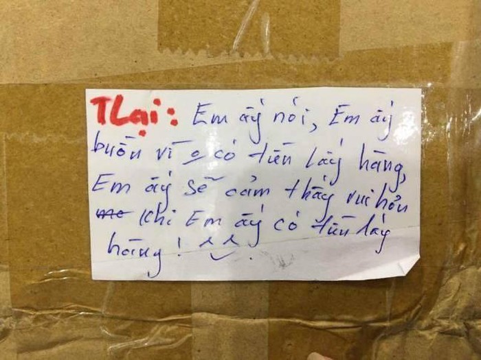 Khách buồn vì không có tiền lấy hàng.