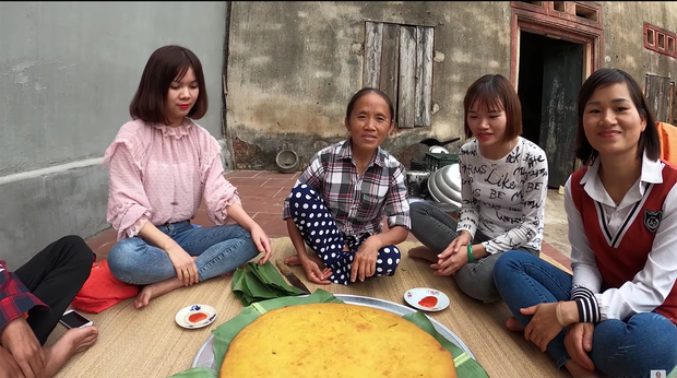 Bà Tân cùng mọi người thưởng thức chiếc bánh siêu to.
