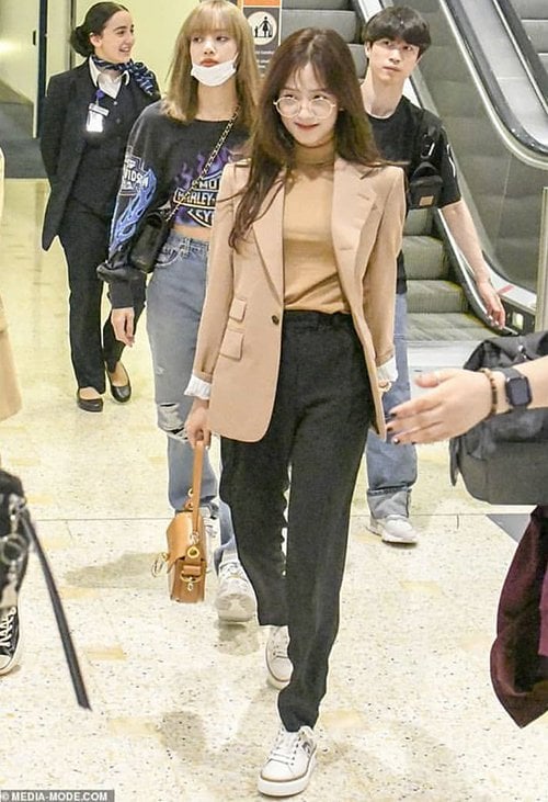 Màu chủ đạo trong outfit này của Jisoo là tone nude - be. Cô kết hợp giữa áo len body cổ lọ với quần ống suông - blazer 1 khuy và sneaker trắng nhìn cực kỳ thanh lịch