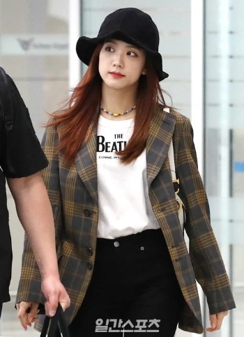 Layout này Jisoo lại kết hợp áo phông đơn giản cùng skinny jean đen, blazer kẻ cảo vàng ghi. Điểm nhấn chính là chiếc mũ tai bèo nhỏ cực xinh.