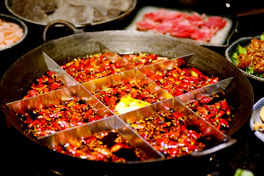 Nồi lẩu cay Trùng Khánh đặc sánh ớt khiến nhiều người 