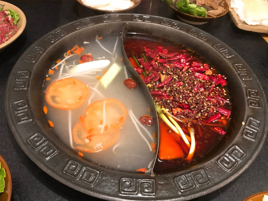 Loại lẩu 2 ngăn cho những người không ăn được cay.