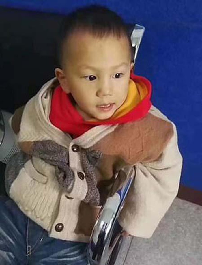 Bé trai bị bố bỏ rơi. Ảnh: AsiaWire.