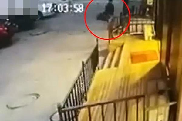Người đàn ông cho con vào túi rồi vứt ngoài đường. Ảnh: Asiawire