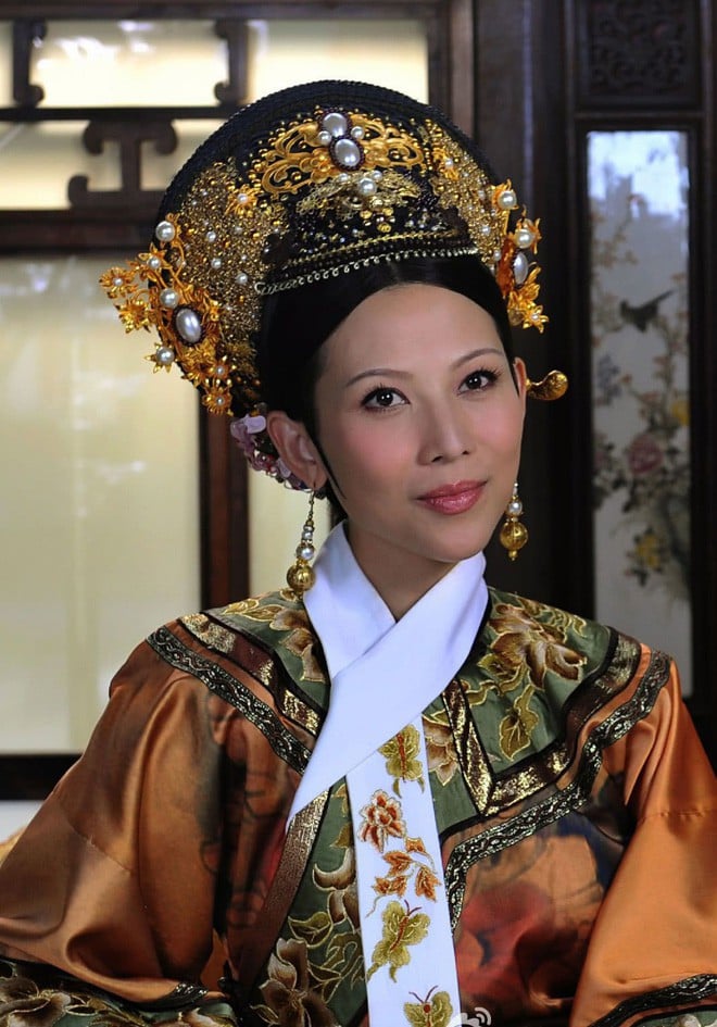 Khăn Long Hoa chủ yếu có màu trắng và thường được làm bằng tơ lụa, vì vậy chỉ những người giàu có ở thời nhà Thanh mới có thể sử dụng chúng.    