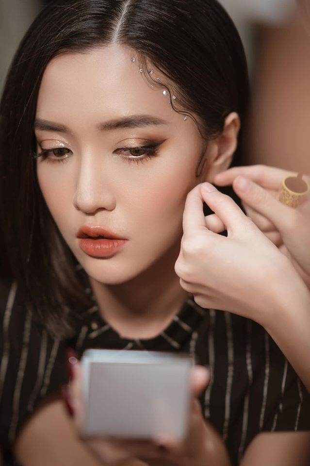 Bích Phương rất yêu thích màu son cam cháy bởi vẻ thời thượng và tôn da của nó