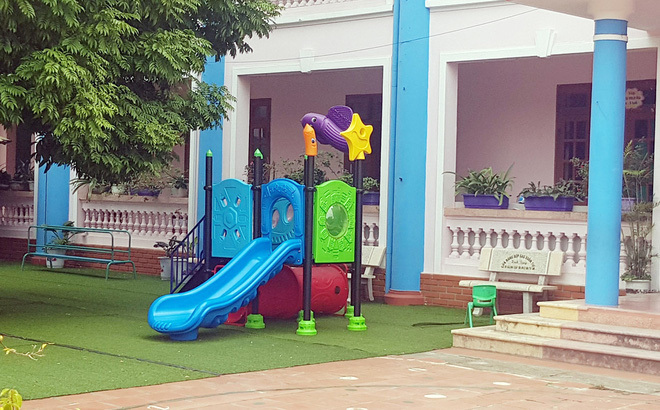 Chiếc cầu trượt nơi bé Đ.T. chơi và bị kẹt (Ảnh: PNVN)