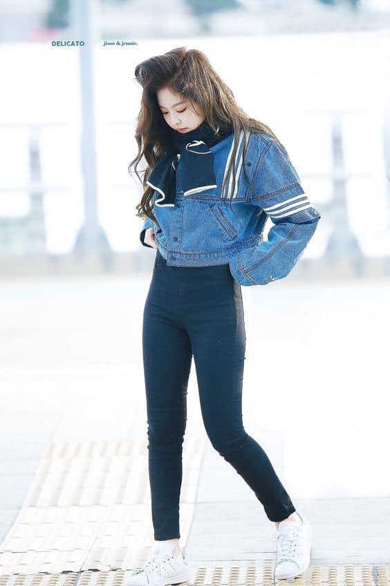 Áo denim - quần skinny jean - giày sneaker trắng cùng điểm nhấn là một chiếc khăn thắt nhìn cực đơn giản mà vẫn đẹp