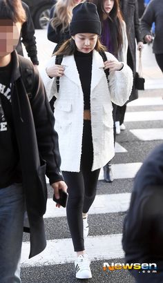 Jennie cực năng động khi kết hợp áo croptop với quần legging, sneaker trắng cùng chiếc áo dạ trắng