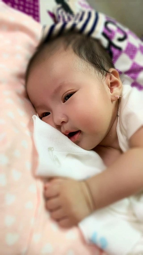 le-phuong-khoe-con-gai-tron-3-thang-tuoi-xinh-nhu-thien-than-015dbc