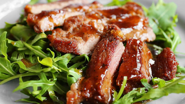 Dùng chanh tươi xát lên bì giúp thịt giòn tan