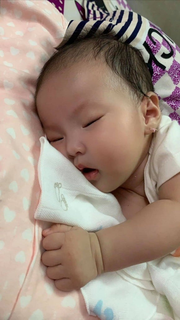 Cách đây ba tháng, Lê Phương đã hạ sinh con gái đầu lòng cho chồng trẻ. Cô có phần phát tướng hơn xưa nhưng ông xã vẫn cưng chiều hết mực. Mới đây, tròn 3 tháng ngày sinh của bé Bông, Lê Phương dành hẳn một chia sẻ cho con gái. Theo đó, tròn 3 tháng tuổi. bé Bông sở hữu nhiều nét vô cùng xinh xắn trên khuôn mặt.