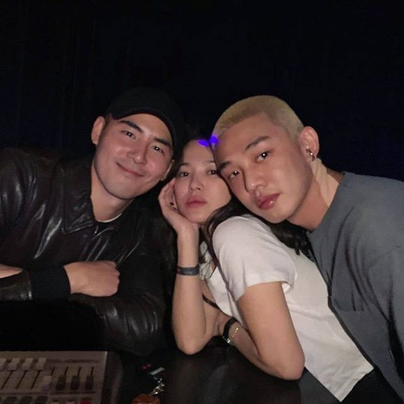 Hình ảnh mới của Song Hye Kyo được đăng tải trên mạng với tạo dáng lả lơi khi chụp hình cùng 2 trai đẹp.