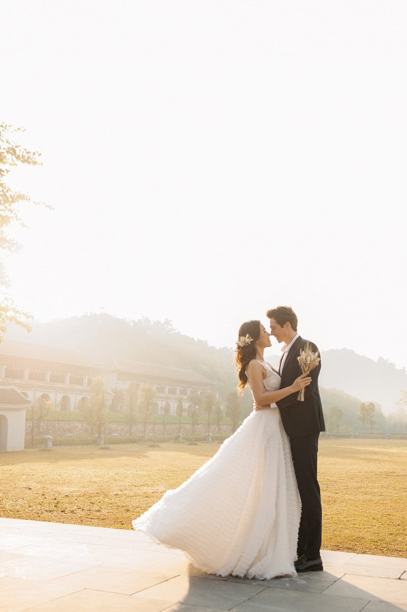 Cùng với khung cảnh thiên nhiên trong lành là những tòa tháp cổ kính mang lại cho người xem cảm giác yên bình như chính tình yêu của cả hai.