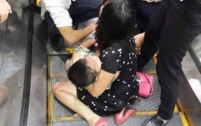 Bé trai bị thang cuốn ở trung tâm thương mại nghiền nát chân.