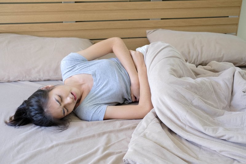 Đau bụng trên bên phải cần đi khám