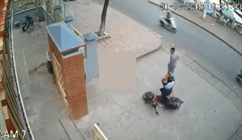 Gã thanh niên bình thản rời đi sau khi sờ soạng nữ sinh. Hình ảnh cắt từ clip.