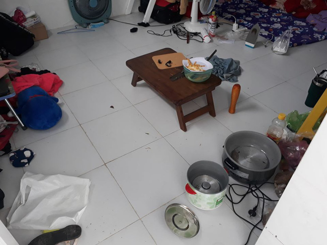 Căn phòng trọ có diện tích hẹp nhưng còn để đồ la liệt trên sàn nhà.