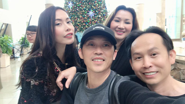 Mới đây, trên trang cá nhân, nghệ sĩ ưu tú Hoài Linh đã chia sẻ một số hình ảnh bên cạnh anh chị em của mình tại Mỹ kèm dòng cảm xúc: 
