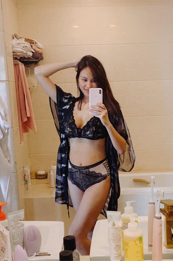 Mới đây khi sinh mổ được 8 ngày, Phương Mai khoe vóc dáng thon gọn khi diện nội y. Cô chia sẻ: “8 ngày sau khi lên thớt. Không biết bao giờ thì bắt đầu đeo gen bụng được các chế nhờ?”. Ở dưới bình luận, nhiều người khen Phương Mai lấy lại được vóc dáng quá nhanh. Nữ MC tiết lộ nhờ cho con bú mỗi ngày nên giảm được cân nặng khá nhanh. Phương Mai dự định sau 2 tháng sinh con sẽ đi tập luyện để lấy lại được vóc dáng săn chắc.