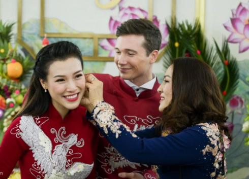 Cô dâu chú rể mặc áo dài màu đỏ thêu cầu kỳ và tỷ mỷ. Chồng của Hoàng Oanh ân cần chăm sóc vợ. Anh luôn cười tươi khi thực hiện lễ cưới theo nghi thức truyền thống của quê hương vợ.  