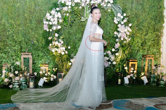 Á hậu Hoàng Oanh trông phát tướng và lộ vòng một bất thường trong hôn lễ.  